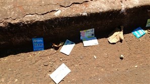 Ruas sujas com santinhos próximo ao Colégio João XXIII